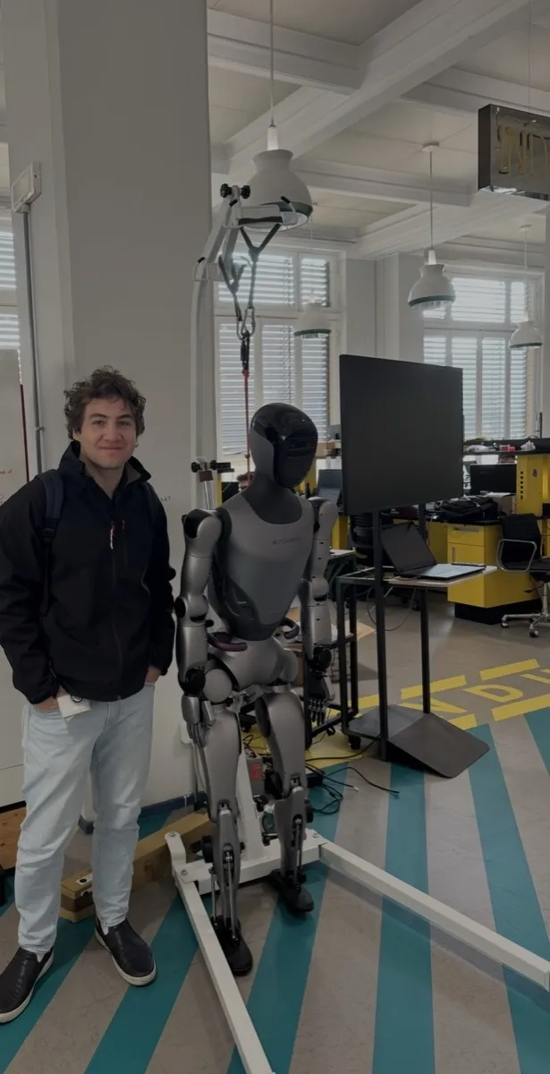 Jordi Spranger neben einem Fourier-Humanoiden im Robotiklabor