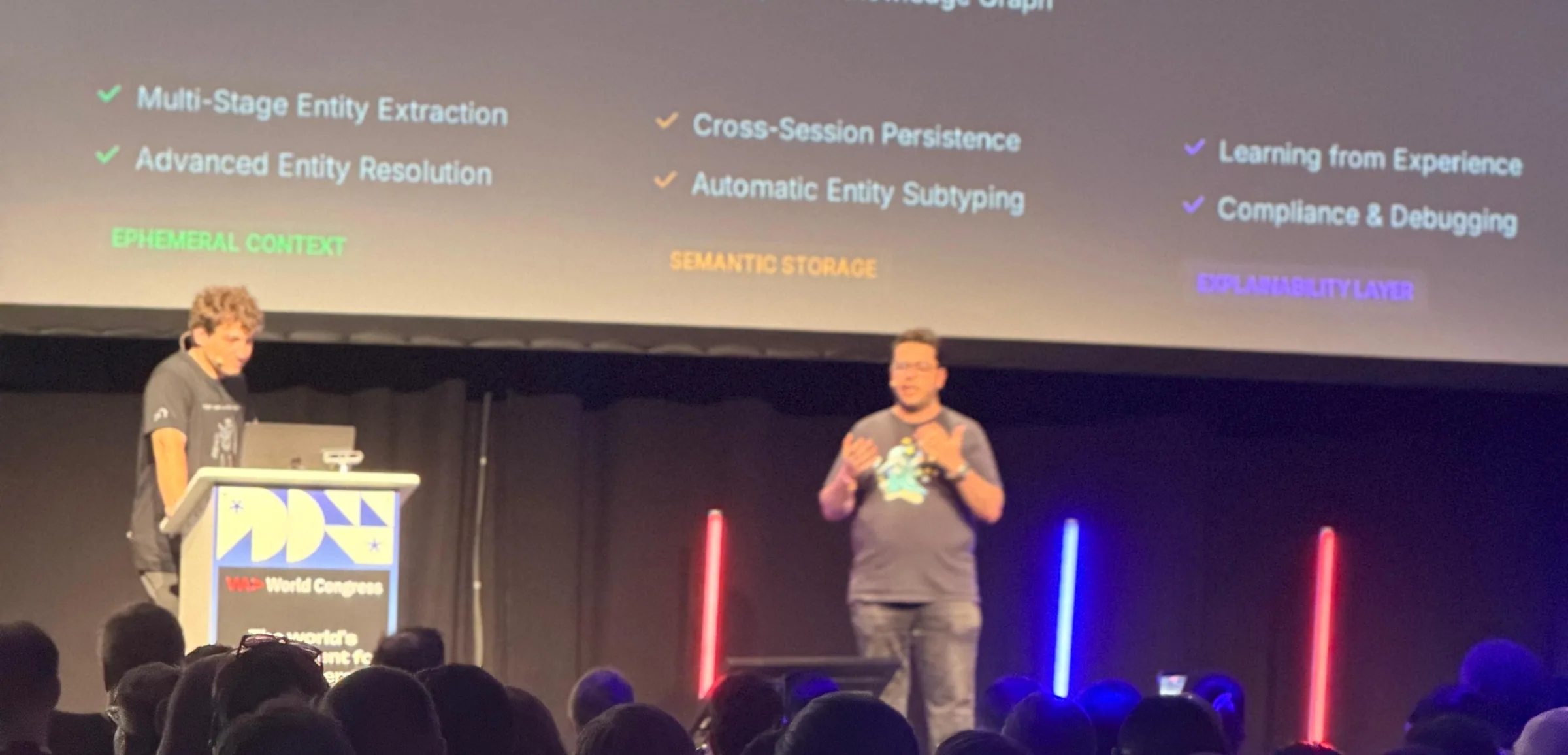 Jordi Spranger auf der Bühne des WeAreDevelopers World Congress vor Publikum