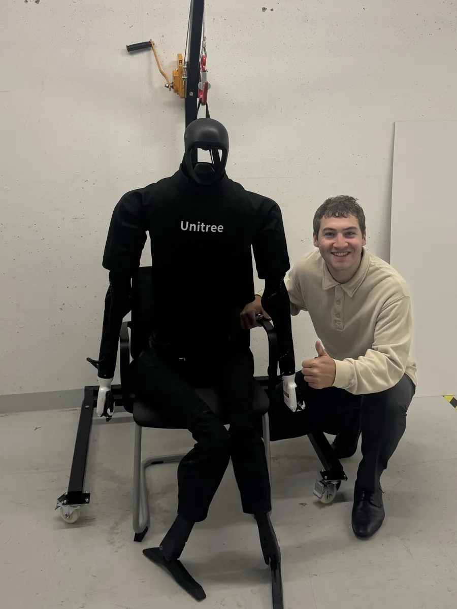 Jordi Spranger mit einem Unitree H1 Humanoiden am Rig
